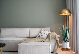 Cityscape Oasis, Stylish & Cozy Apt, Private Parking