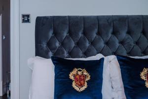 Rare Find - Gated 2 bed apt, close to Parks, secure carpark sleeps 4