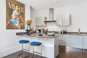 Rare Find - Gated 2 bed apt, close to Parks, secure carpark sleeps 4