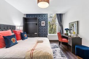 Rare Find - Gated 2 bed apt, close to Parks, secure carpark sleeps 4