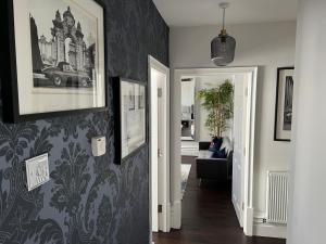 Rare Find - Gated 2 bed apt, close to Parks, secure carpark sleeps 4