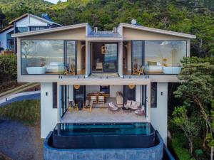 Luxury villa on the Cloud Forest Infinity Pool