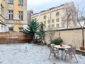 Spacious 5BR Retreat for 16 by Dohany Synagogue & Fashion St