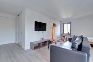 Stylish Modern And Comfy Studio w View Park