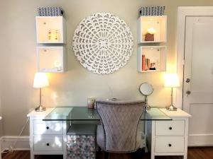 Bella room near downtown Train I-95 & beaches