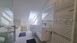 CEC-Spezial, 2 Wohnungen nebeneinander, bis 12 Personen, Klimaanlage, Parkplätze