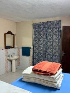 Transit Home - 10 mins from airport & Blue Bay Beach