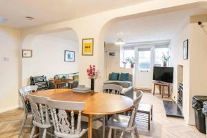 4 bed home 3 mins from harbour + sandy beach