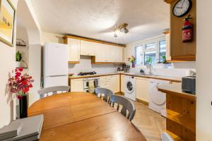 4 bed home 3 mins from harbour + sandy beach