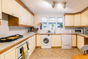 4 bed home 3 mins from harbour + sandy beach