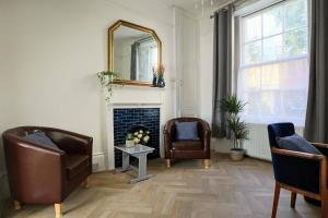 4 bed home 3 mins from harbour + sandy beach