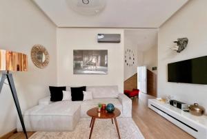 Stunning 3BRM 2BATH Julie Balcony & City Views