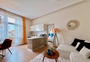 Stunning 3BRM 2BATH Julie Balcony & City Views