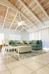 Nadhi - Waterfront House - Turtle Cove