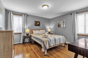 Beautiful 2 Queen Bed North Buffalo Apartment with Free Driveway Parking