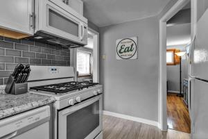 Beautiful 2 Queen Bed North Buffalo Apartment with Free Driveway Parking