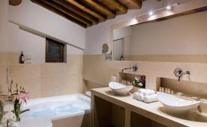 Queen Room with Spa Bath room in Rent In Rome Grand Master Suites
