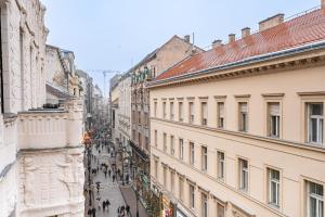 3 BDR Heart of Budapest Central Apartment