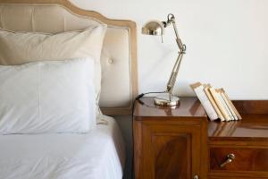 Maria do Bairro Apartment with balcony and elevator