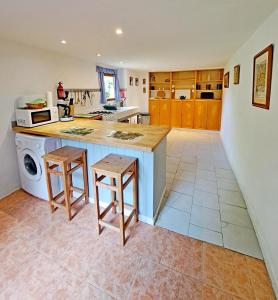 Cottage lAtelier, aire de loisirs avec piscine