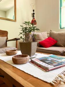 CASA MAIPÚ, acogedora y cerca de la Laguna, con pileta