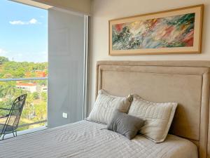 Loft with balcony and garage minutes away from corporate axis