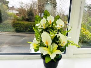 Near Birmingham - Sleeps 5 - Private Parking