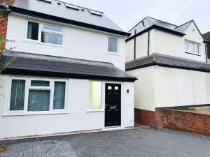 Near Birmingham - Sleeps 5 - Private Parking