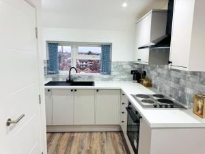 Near Birmingham - Sleeps 5 - Private Parking