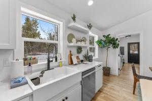 Wagon Wheel Hideaway -season new build home near Tamarack Resort & Lake Cascade