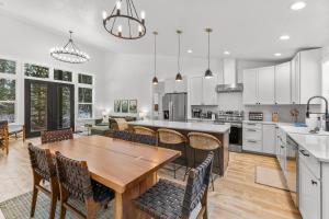 Wagon Wheel Hideaway -season new build home near Tamarack Resort & Lake Cascade