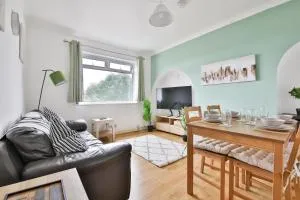 Modern 4 Bed in Swansea TV in Every Room and Parking - Port Tennant