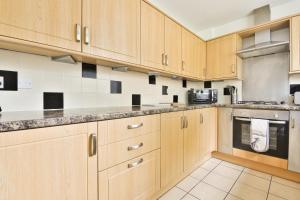 Modern 4 Bed Contractor Stay in Swansea TV in Every Room and Parking