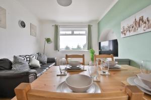 Modern 4 Bed Contractor Stay in Swansea TV in Every Room and Parking