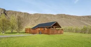 Cozy Cabin with Hot Tub - Kerhraun