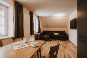 Murrmel Apartments