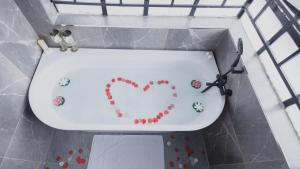 Skyhut Boutique House Rooftop with LED-LIT DOME & Private Pool - Nairobi