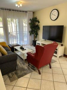 2e - No load shedding 2 bed home to relax into