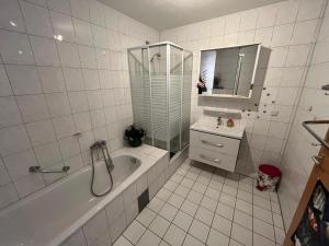 Schönes Haus mit 4 Schlafzimmer Küche Bad WC & Wohnzimmer 2 Parkplätze