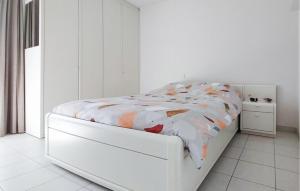 1 Bedroom Cozy Apartment In Oostende