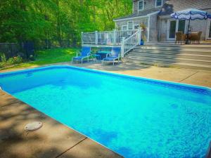 Barnstable Breeze with Seasonal Pool and Hotub