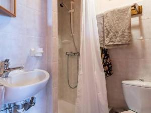 B&B / Chambres d'hotes Chambres Confortables avec Petit Dejeuner Inclus et Salon de Jardin - FR-1-583-284 : photos des chambres