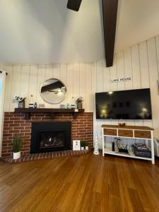 Newly Remodeled Mid-Century Modern Lake Condo