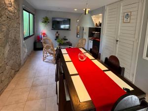 Cómodo estudio mono ambiente en casa familiar