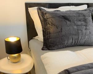 Für Gruppen und Familien - große Ferienwohnung Nähe Stadtpark, 4 Schlafzimmer, 2 Bäder, Terrasse, Parkplatz