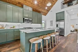 The June Hot tub with king beds on 2 acres - Caddo Valley