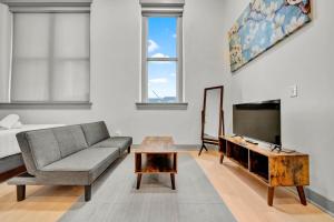 Bright and Modern Studio in Louisville # 304