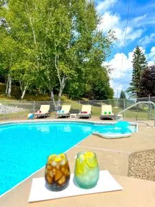 Stylish Mountain View Chalet with Heated Pool, Large Hot Tub, Playroom & Firepit close to Gore Mountain - 旧福奇