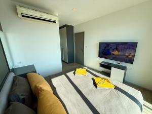 The Base - Spacious 70sqm, 2 Bedroom, 2 bathroom, Penthouse Condo - Pattaya City Centre - 592