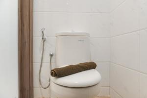 Fully Furnished with Cozy Design Studio Sky House BSD Apartment By Travelio